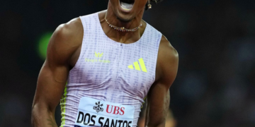 Alison dos Santos quebra recorde mundial dos 400m com barreiras