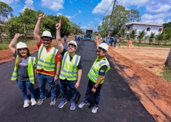 Roberto Cidade acompanha o andamento das obras de pavimentação em Autazes