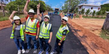 Roberto Cidade acompanha o andamento das obras de pavimentação em Autazes