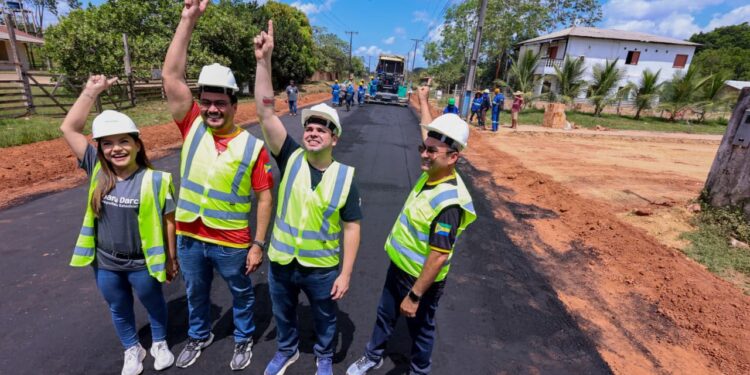 Roberto Cidade acompanha o andamento das obras de pavimentação em Autazes