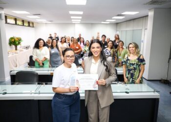 Deputada Mayra entrega mais de 900 potes de vidro para Bancos de Leite Humano