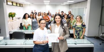Deputada Mayra entrega mais de 900 potes de vidro para Bancos de Leite Humano