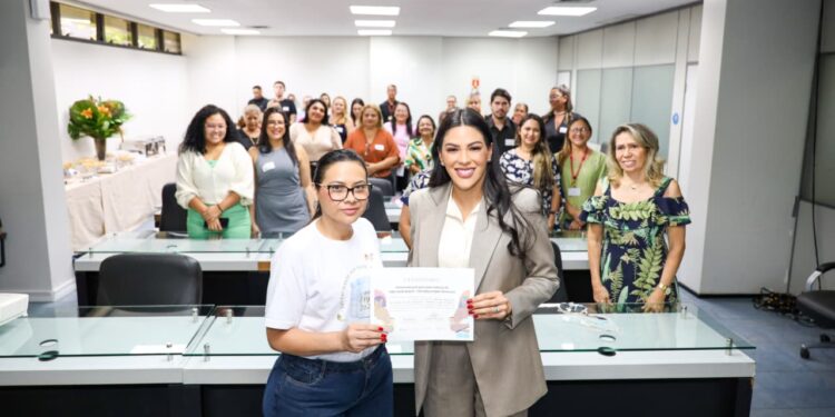 Deputada Mayra entrega mais de 900 potes de vidro para Bancos de Leite Humano