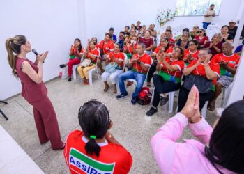 Primeira-dama visita associação e destaca investimentos do FPS voltados à pessoa idosa