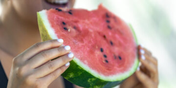 Frutas, vegetais e bebidas naturais ajudam a complementar a ingestão de líquidos; crianças e idosos exigem atenção redobrada nos dias mais quentes