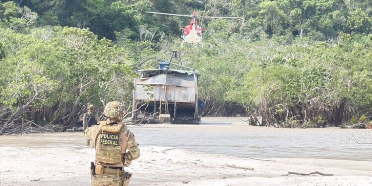 Polícia Federal e ICMBio combate  garimpo ilegal em Manaus/AM