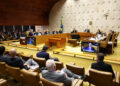 Flávio Dino pede vista de julgamento sobre Moraes e Mendonça