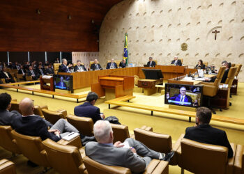 Flávio Dino pede vista de julgamento sobre Moraes e Mendonça