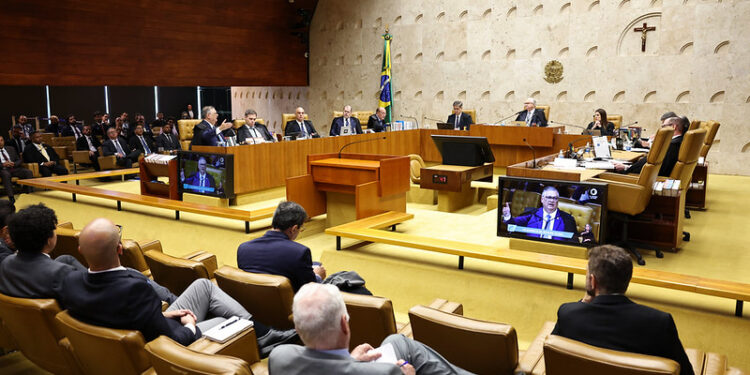 Flávio Dino pede vista de julgamento sobre Moraes e Mendonça
