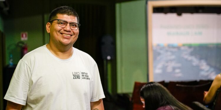 No Dia do Biólogo, profissional amazonense cria canal para aproximar a ciência do público