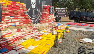 Polícia apreende 4,5 toneladas de drogas e armamento de guerra após confronto com traficantes no AM