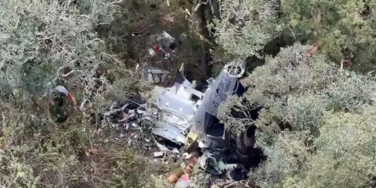 Bombeiros encontram helicóptero com corpo do cantor Rick