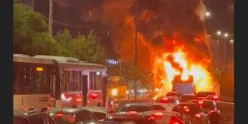 Ônibus articulado incendeia na avenida Constantino Nery em Manaus