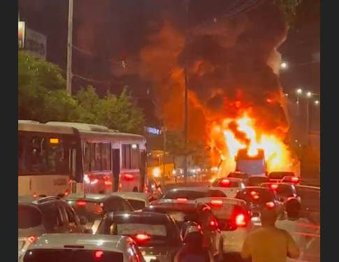 Ônibus articulado incendeia na avenida Constantino Nery em Manaus