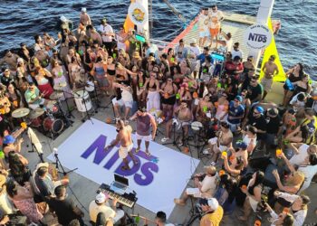 Carnaval fora de época acontece em meio ao Rio Negro no dia 6 de setembro