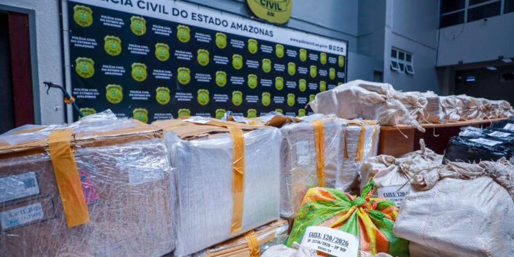Polícia apreende 2,4 toneladas de drogas e prende 2 homens em Manaus