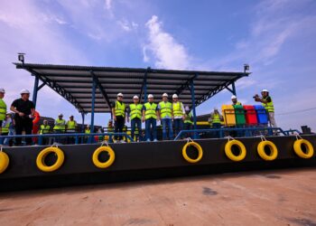 Governador Cidade inspeciona construção de terminais flutuantes para comunidades do interior