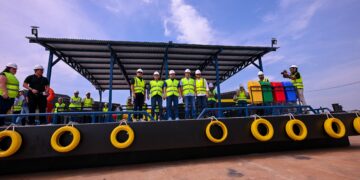 Governador Cidade inspeciona construção de terminais flutuantes para comunidades do interior