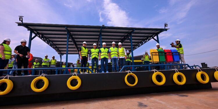 Governador Cidade inspeciona construção de terminais flutuantes para comunidades do interior