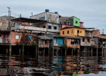 55,8% da população de Manaus vive em favelas e estudo defende novo modelo de crescimento urbano