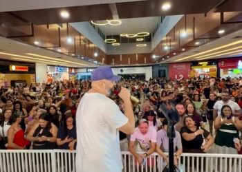 Show de Uendel Pinheiro lota shopping de Manaus e brincadeira com chuva viraliza nas redes