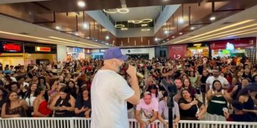 Show de Uendel Pinheiro lota shopping de Manaus e brincadeira com chuva viraliza nas redes