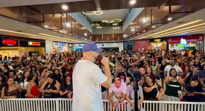 Show de Uendel Pinheiro lota shopping de Manaus e brincadeira com chuva viraliza nas redes