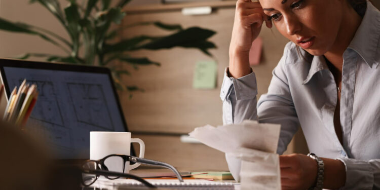 89% dos brasileiros afirmam que problemas financeiros já afetaram sua saúde mental, aponta pesquisa da Serasa