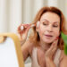 Menopausa pede novos cuidados com a pele no dia a dia e dermatologista explica o que fazer