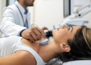 Doenças da tireoide podem passar despercebidas e afetar a saúde emocional, alerta endocrinologista   