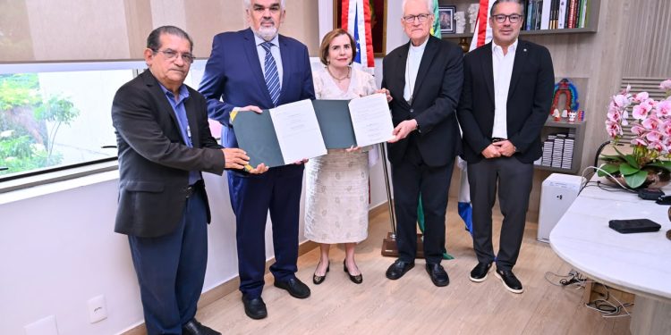 TCE-AM e Arquidiocese firmam parceria para ampliar educação ambiental no Amazonas
