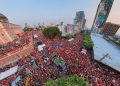Samba da Vitória celebra a democracia com música no Centro de Manaus