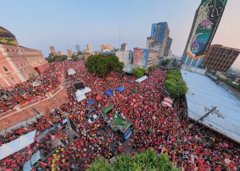 Samba da Vitória celebra a democracia com música no Centro de Manaus