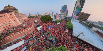 Samba da Vitória celebra a democracia com música no Centro de Manaus