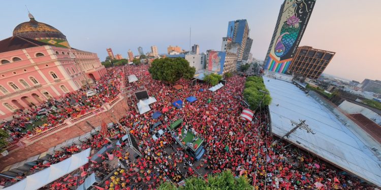 Samba da Vitória celebra a democracia com música no Centro de Manaus