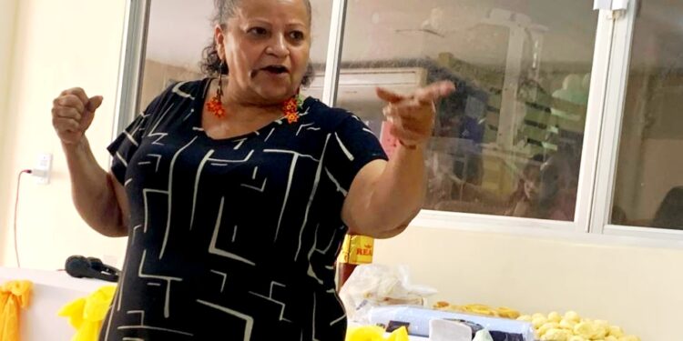 Rosa Malagueta encerra projeto sobre violência contra a mulher com oficina artística no Lar Batista Janell Doyle