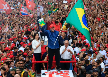 Lula é reeleito presidente do Brasil em virada histórica