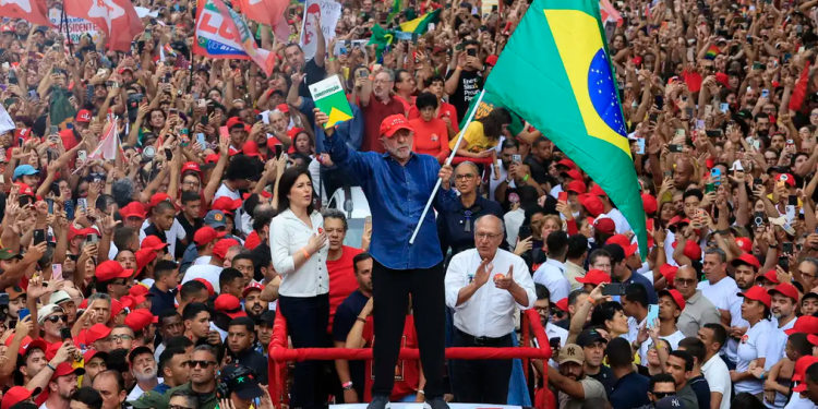 Lula é reeleito presidente do Brasil em virada histórica