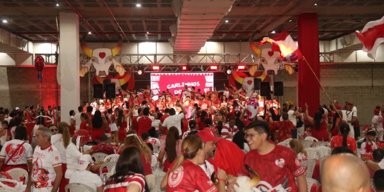 Curumins lotam Curralzinho do Garantido em Manaus