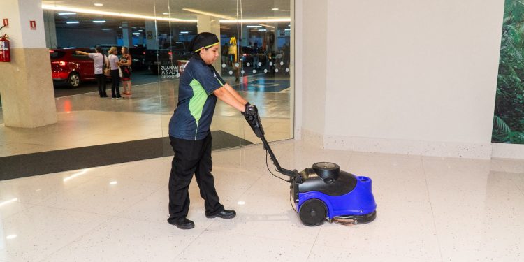 Limpeza profissional ajuda empresas a reduzir desperdícios e controlar custos