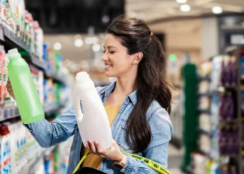 Gastos com alimentação e supermercado são os que mais pesam no orçamento dos brasileiros, segundo Serasa      