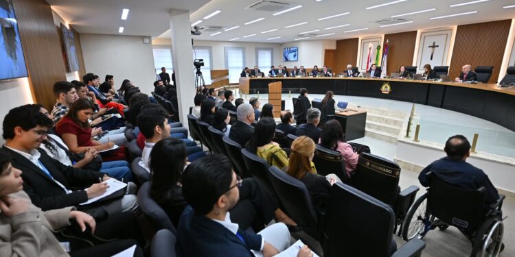 TCE-AM transfere julgamento das contas de David Almeida para dezembro